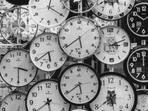 plusieurs horloges en tas