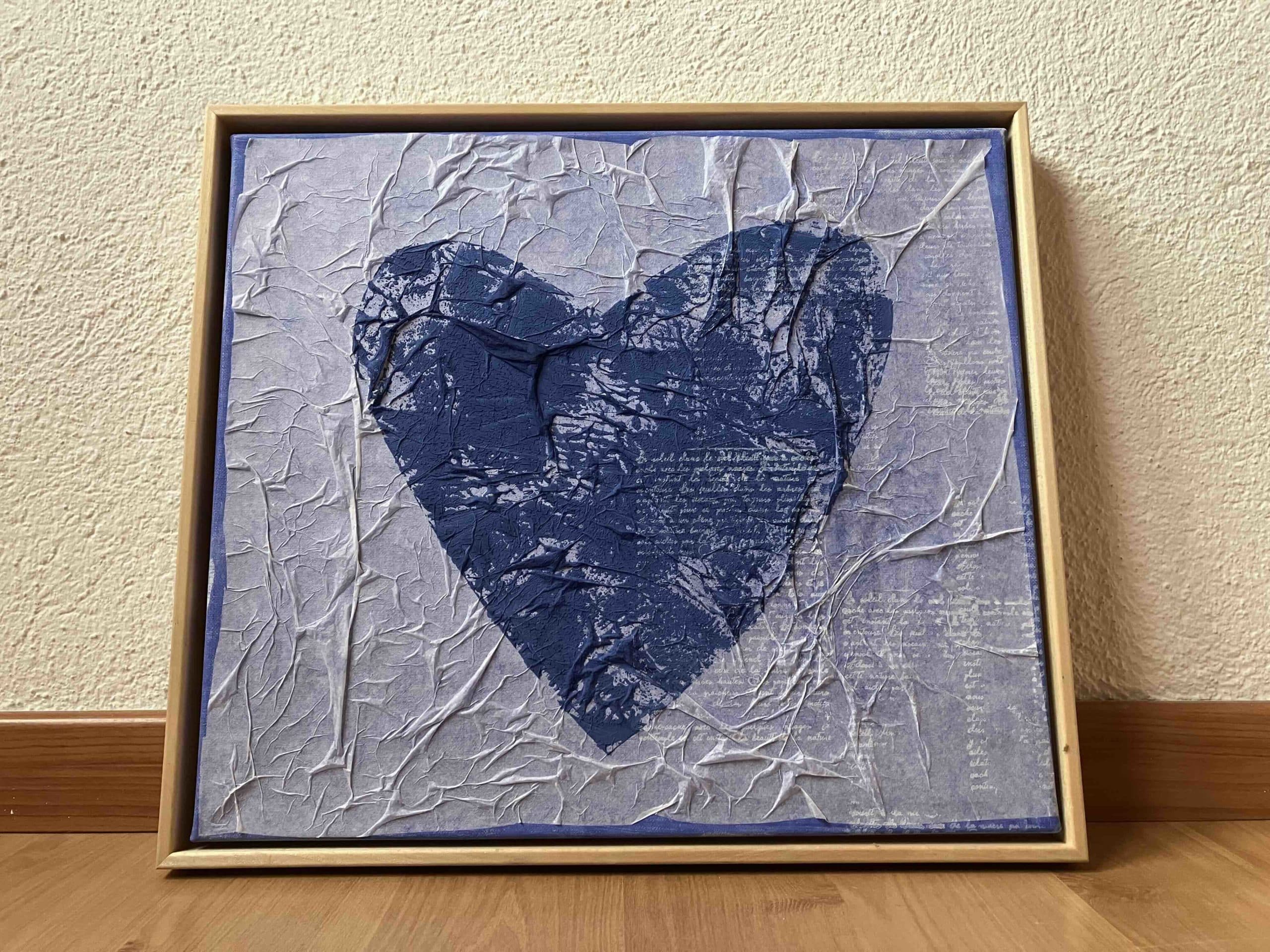 Tableau représentant un coeur bleu avec des écritures blanches