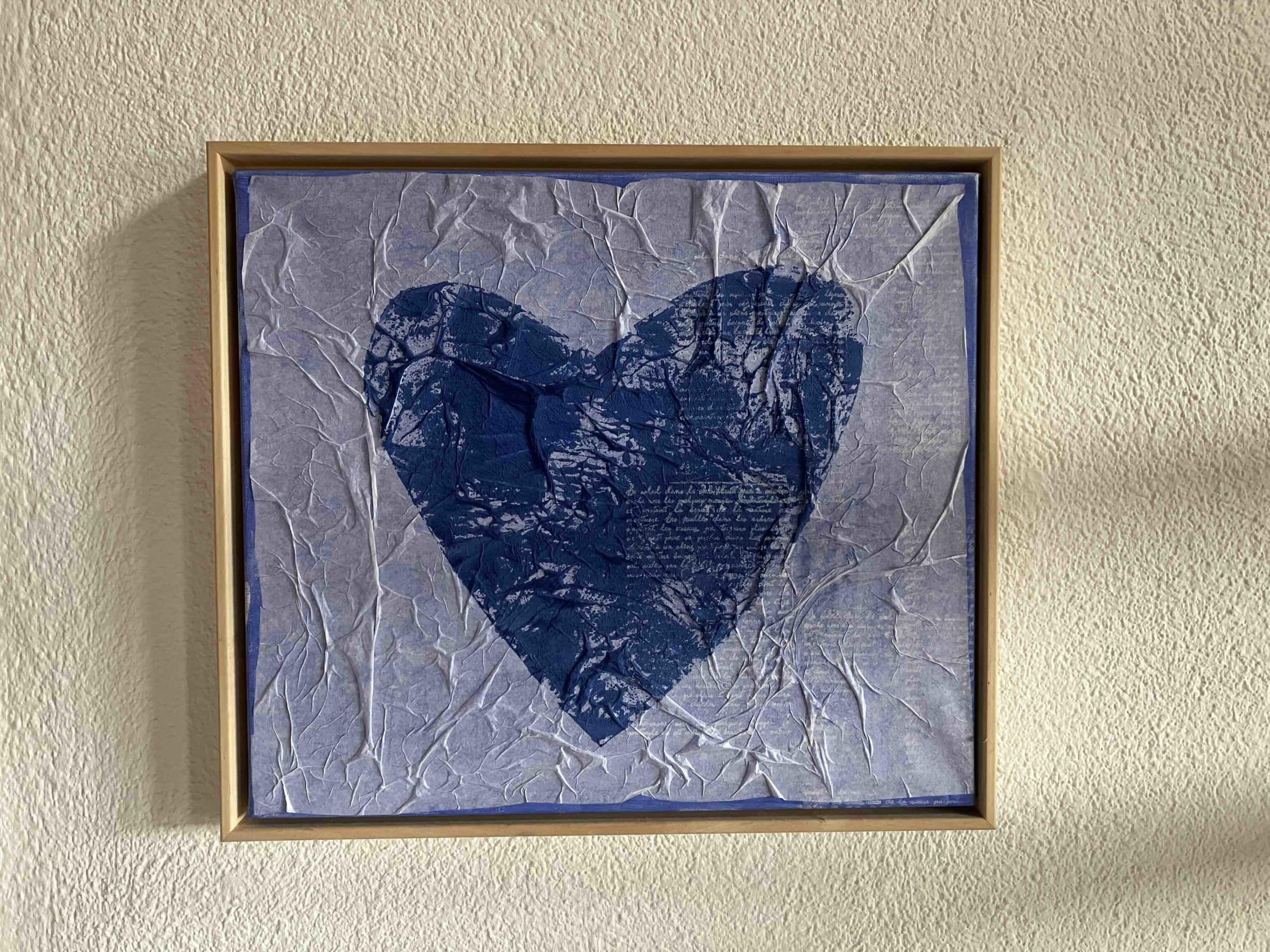 Tableau représentant un coeur bleu avec des écritures blanches
